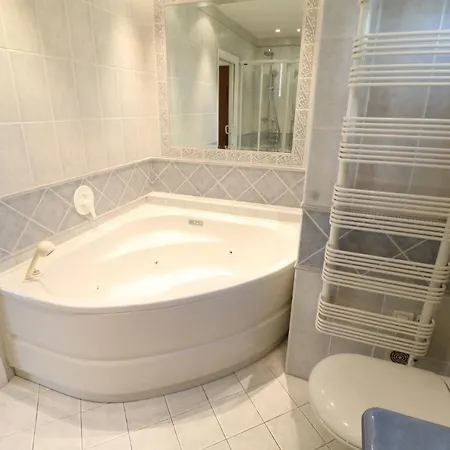 4 Bedroom 3 Bathrooms Sea View Forville Apartment5 Mins From The Palais Parking *